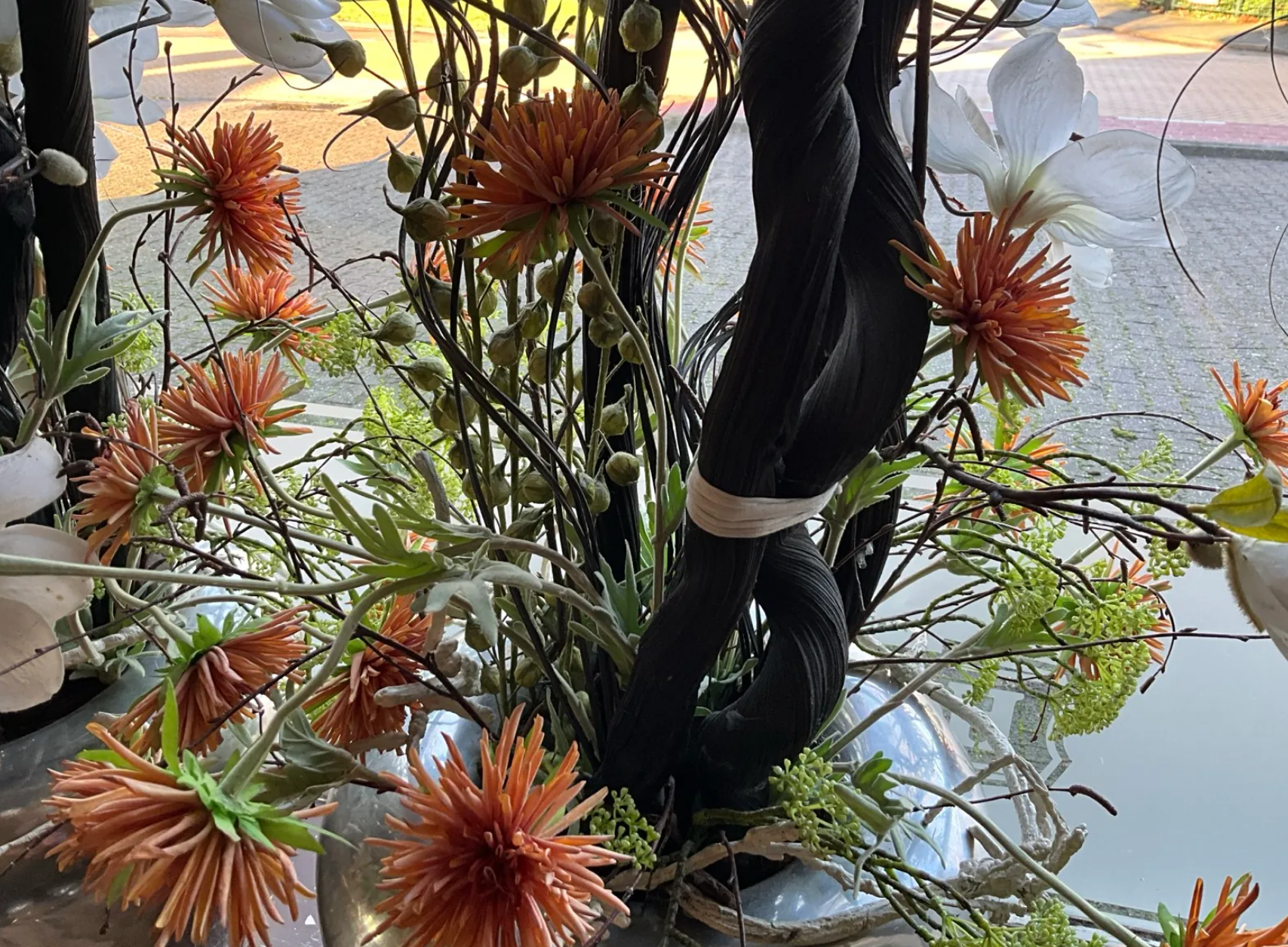 2 Vazen met Kunstbloemen.