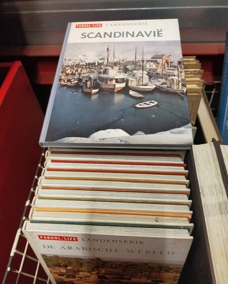 Grote partij stripboeken/cd's incl. draadmand Grote partij stripboeken/cd's incl. draadmand