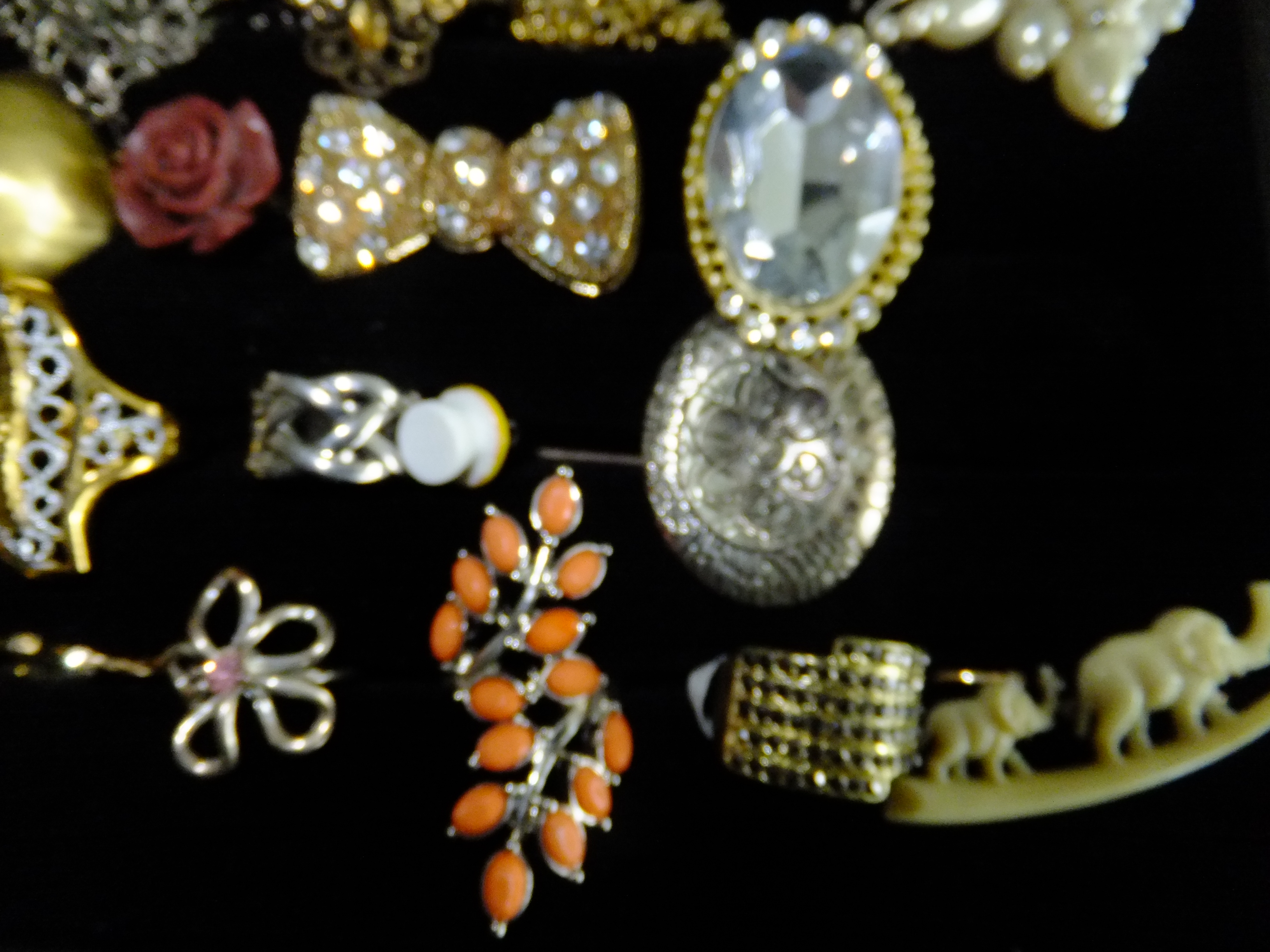 Showcase met ±50 stuks onedele sieraden – vintage en modern – ringen, broches, oorbellen