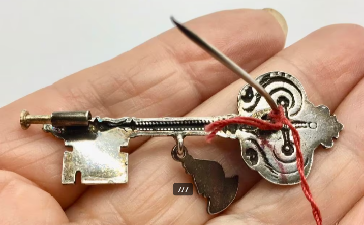 Vintage broche sleutel Normandië Frankrijk vrouw zilver