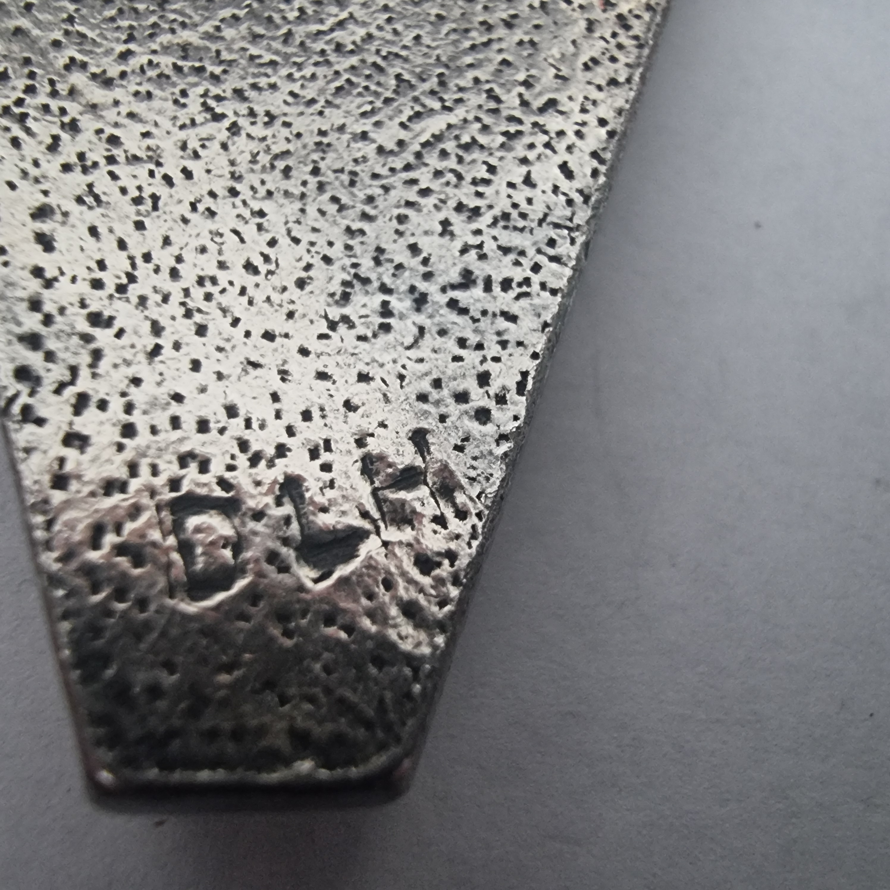 Vintage Modernist ketting gemerkt DLH Frankrijk pijl hanger