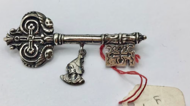 Vintage broche sleutel Normandië Frankrijk vrouw zilver