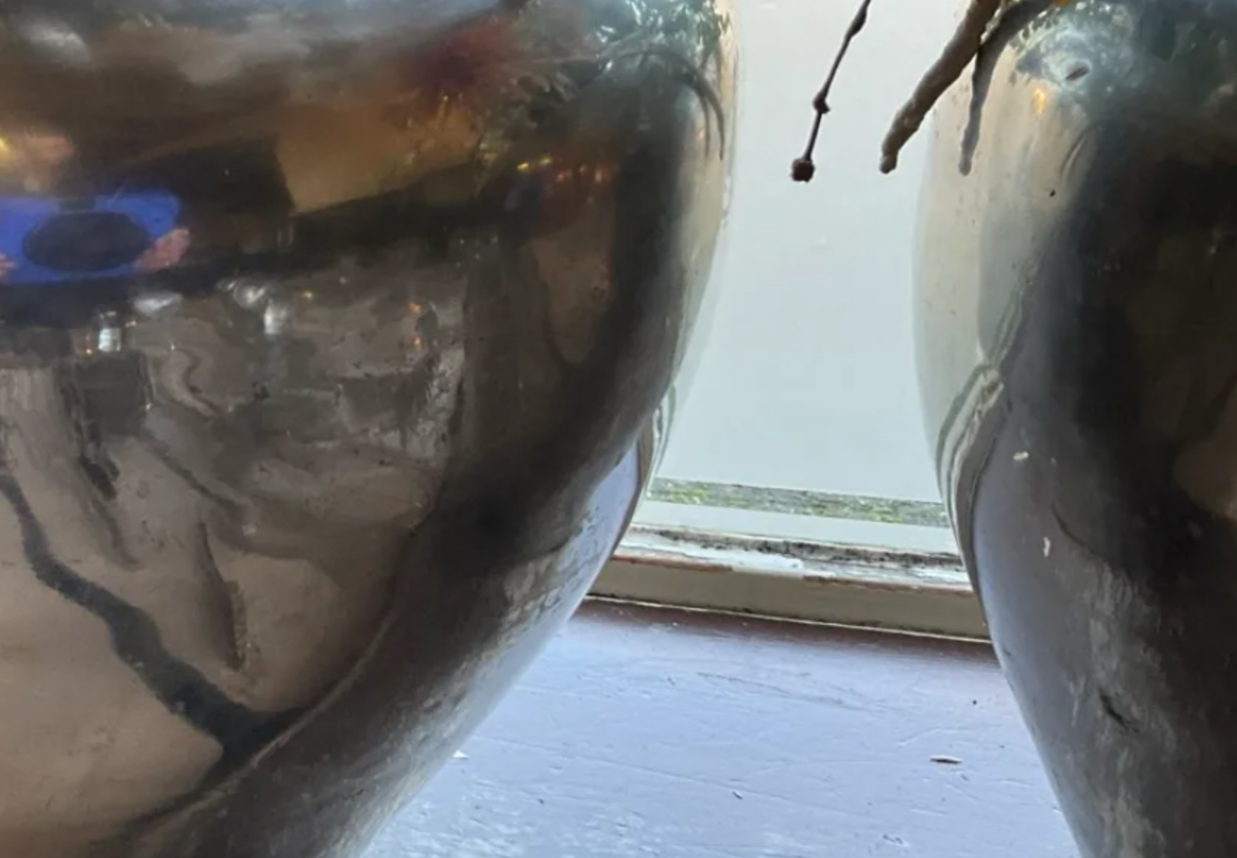 2 Vazen met Kunstbloemen.