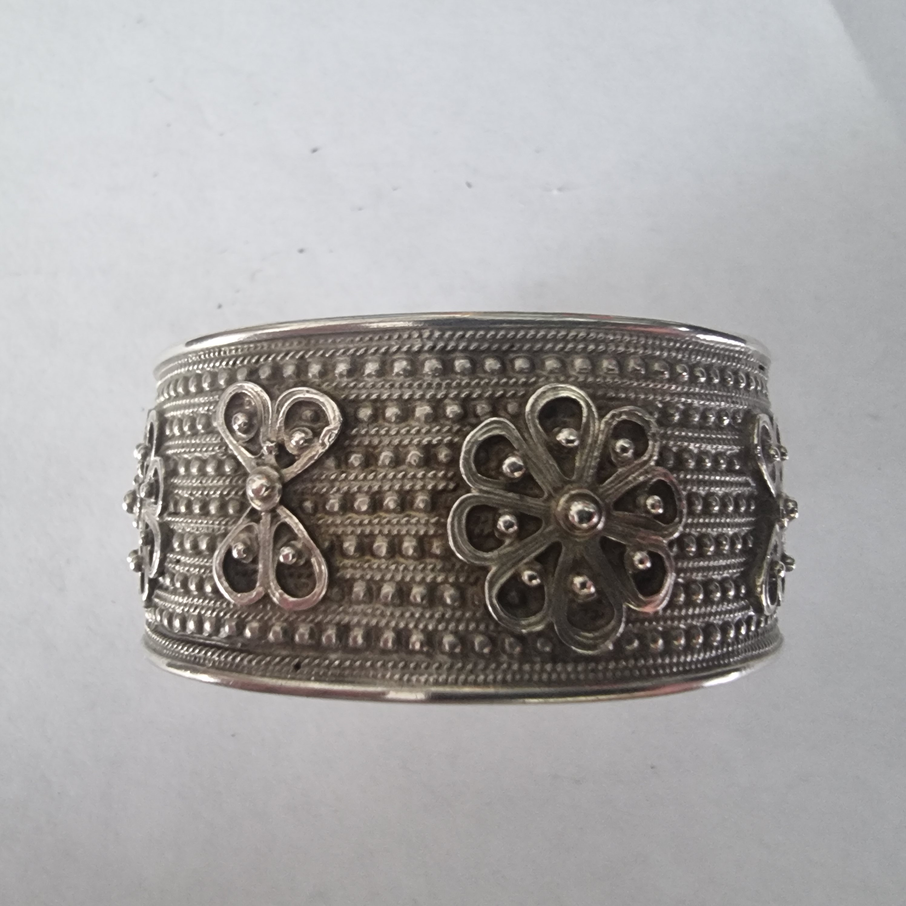 Vintage Berber Marokko armband echt zilver rijk bewerkt.