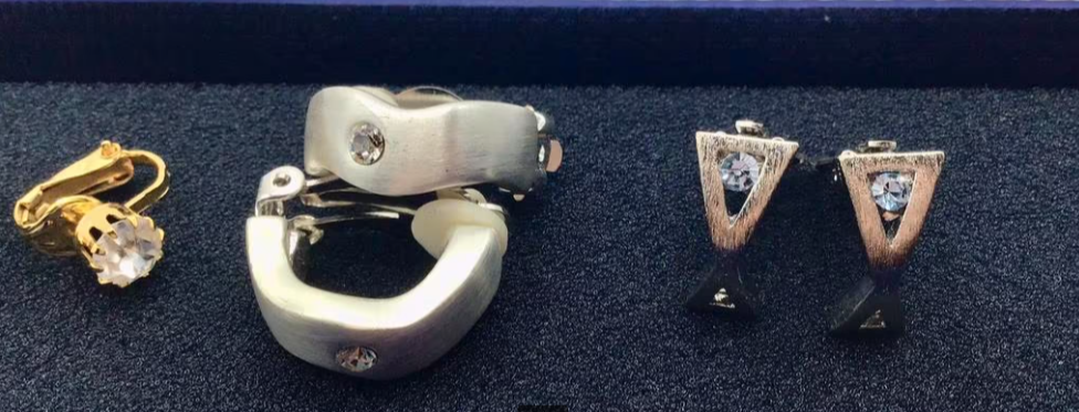 Vintage lot oorbellen staal kristallen aquamarijn 4 paar Vintage lot oorbellen staal kristallen aquamarijn 4 paar
