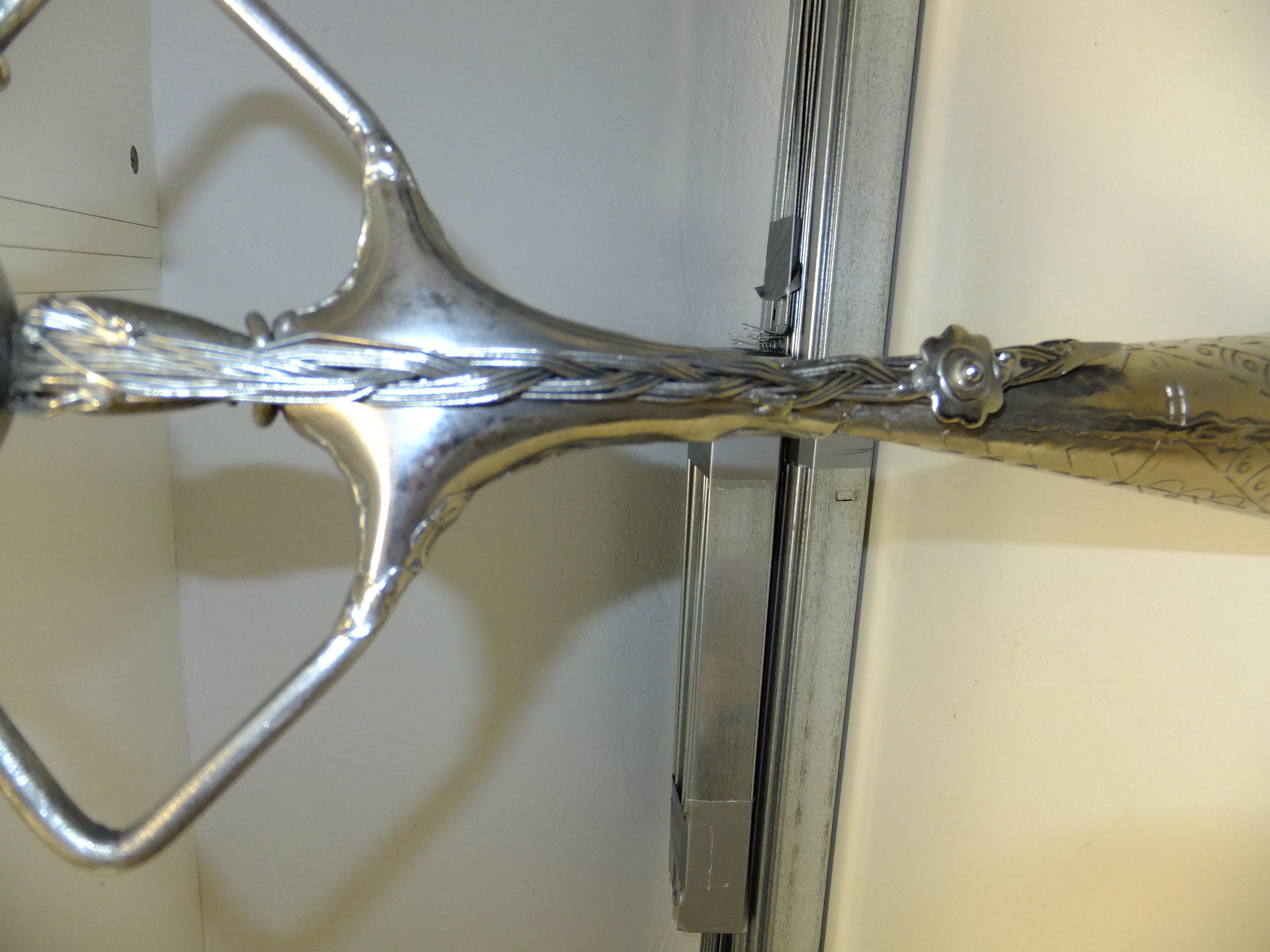 20 Moderne metalen kandelaar – vrouwfiguur – 37 cm hoog – eigentijds design