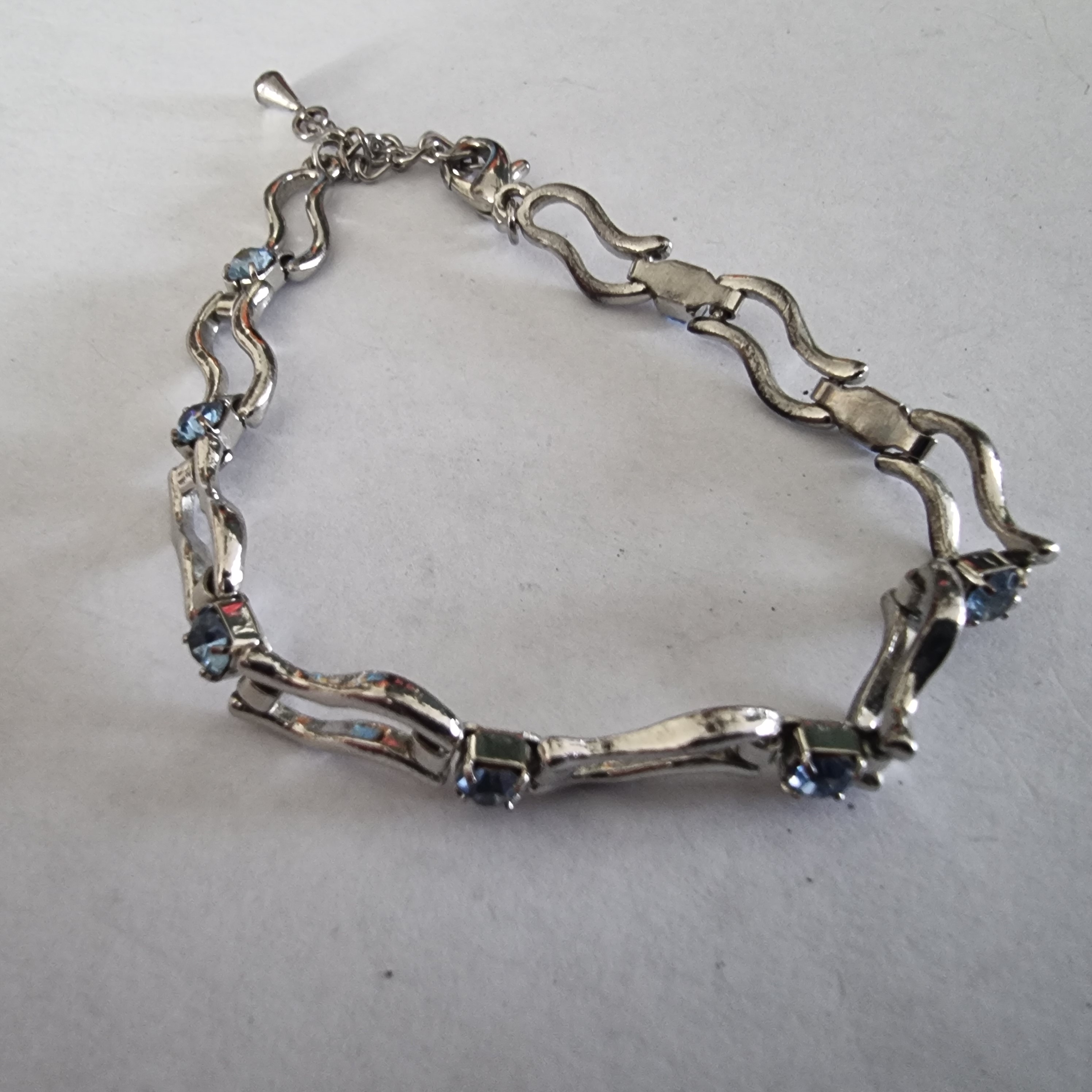 Onedele armband met blauwe steentjes.