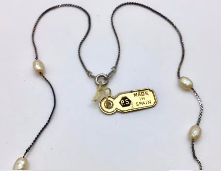 Vintage ketting met parels. Het oude prijskaartje zit er nog aan. 