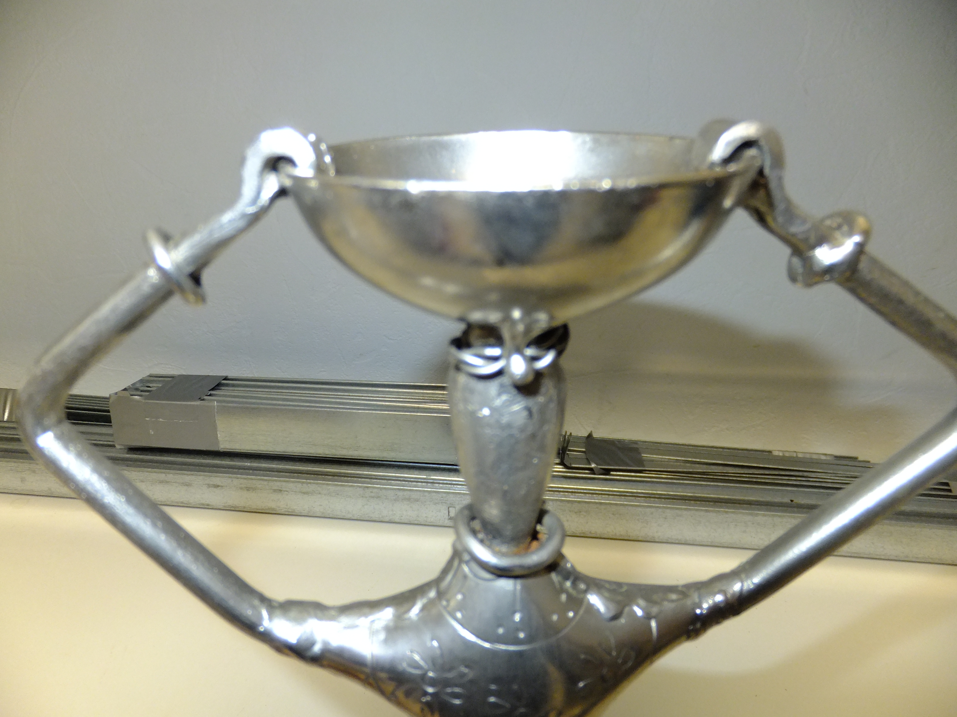 20 Moderne metalen kandelaar – vrouwfiguur – 37 cm hoog – eigentijds design