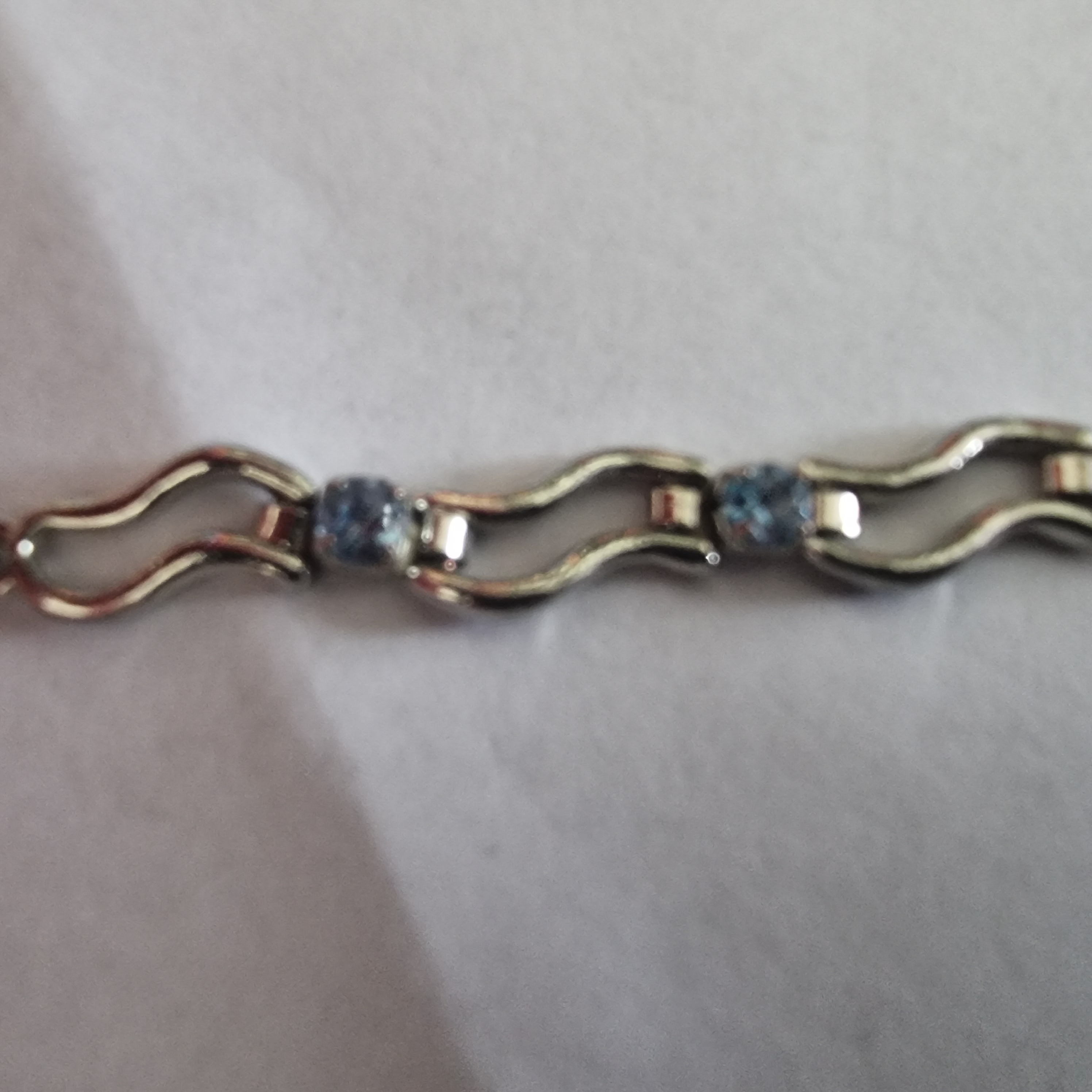 Onedele armband met blauwe steentjes.