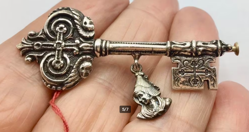 Vintage broche sleutel Normandië Frankrijk vrouw zilver