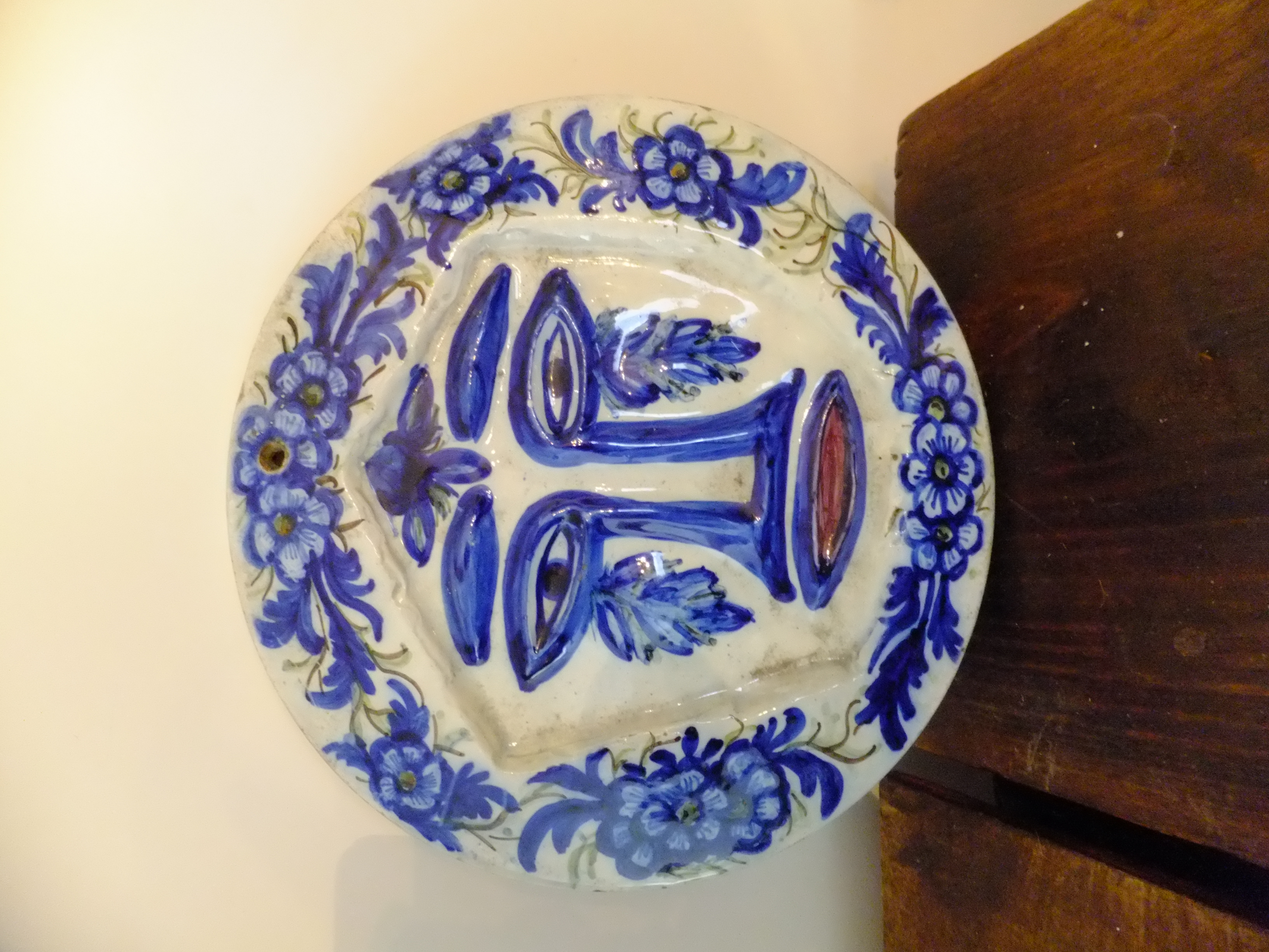 Rond aardenwerk masker