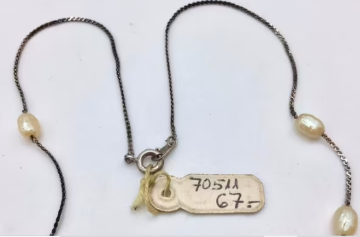 Vintage ketting met parels. Het oude prijskaartje zit er nog aan. 