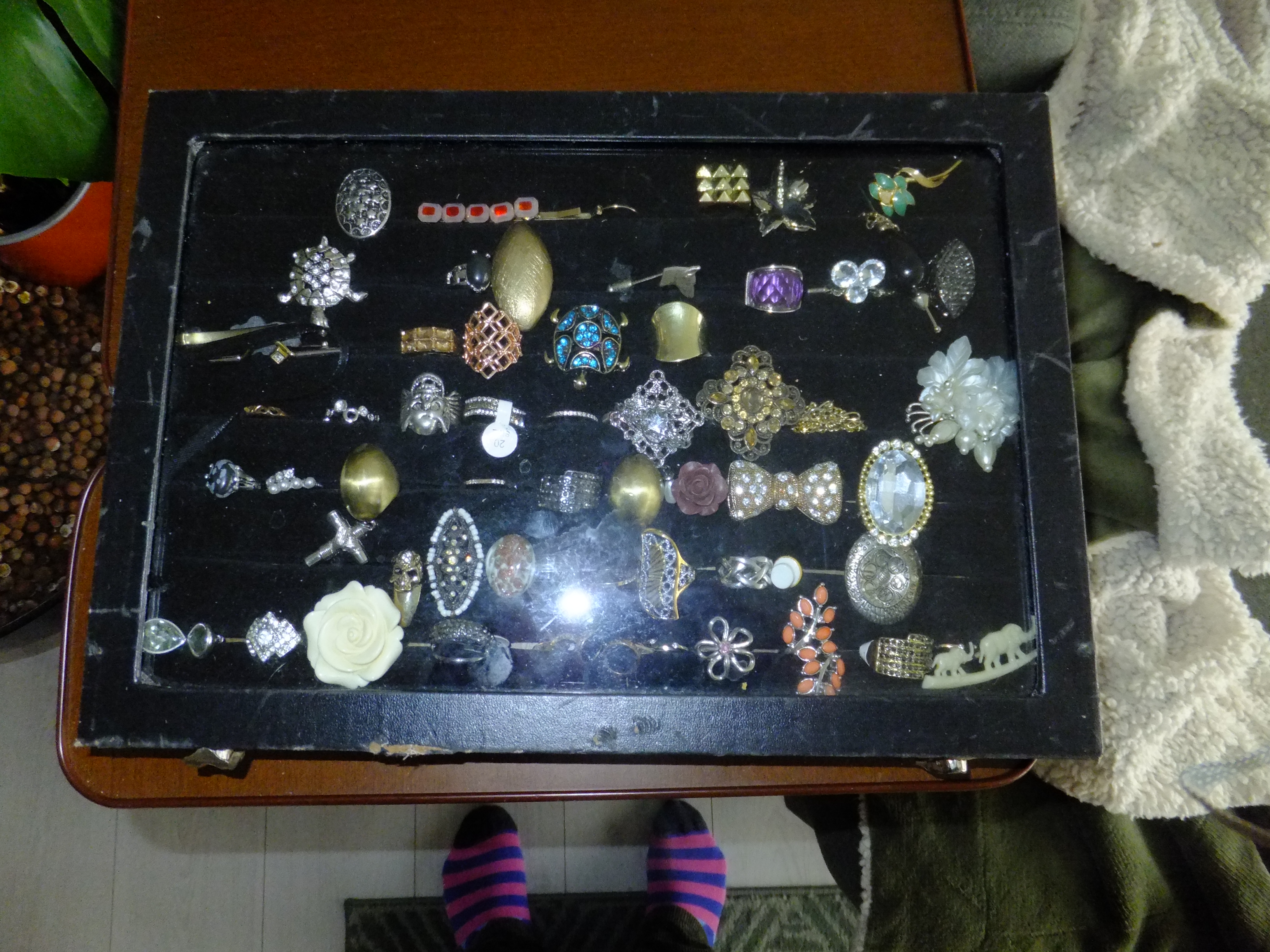 Showcase met ±50 stuks onedele sieraden – vintage en modern – ringen, broches, oorbellen