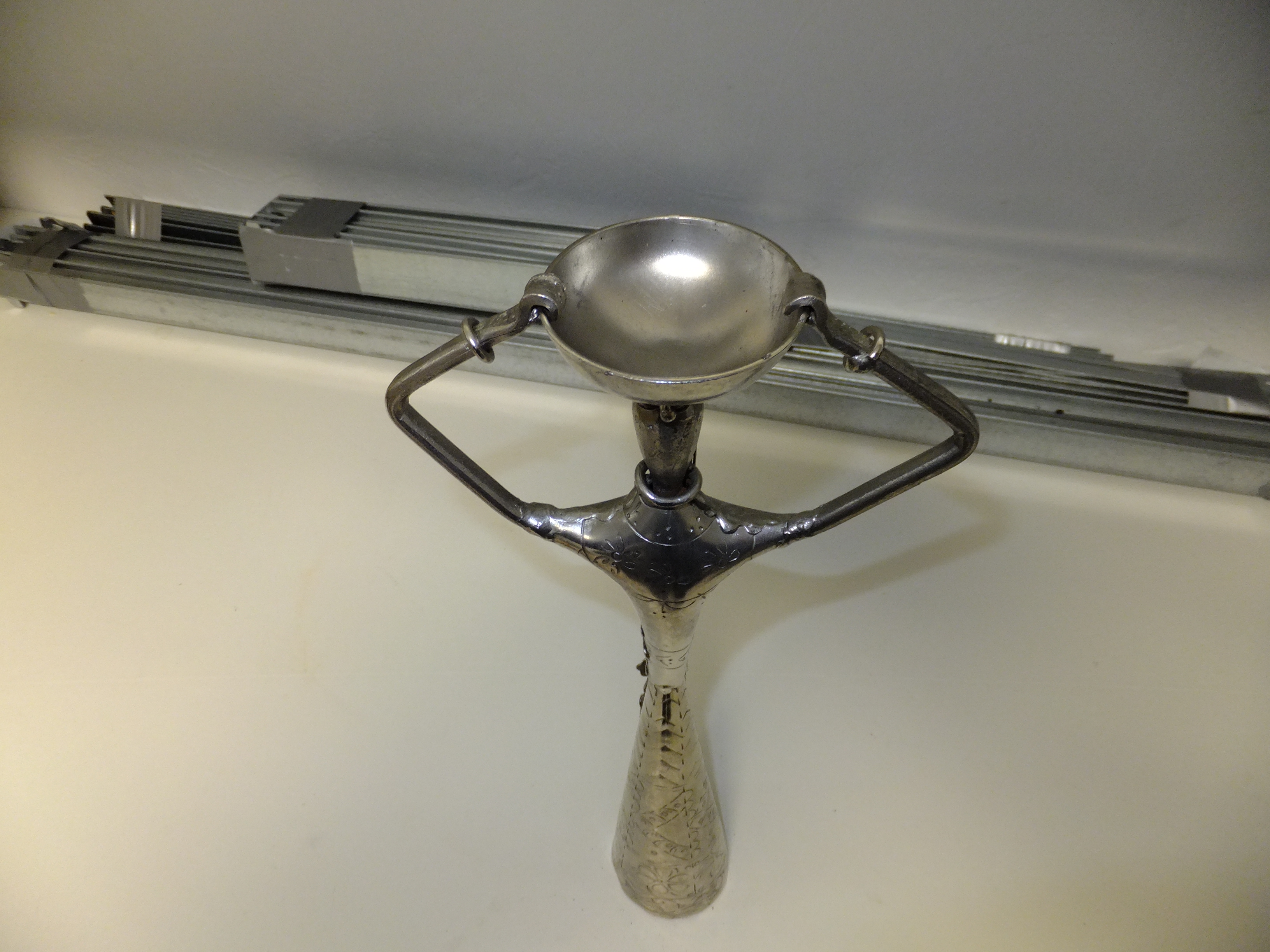 20 Moderne metalen kandelaar – vrouwfiguur – 37 cm hoog – eigentijds design