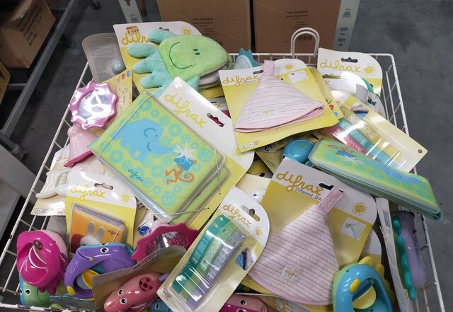 Ca. 100x Baby speelgoed incl. verrijdbare draadmand