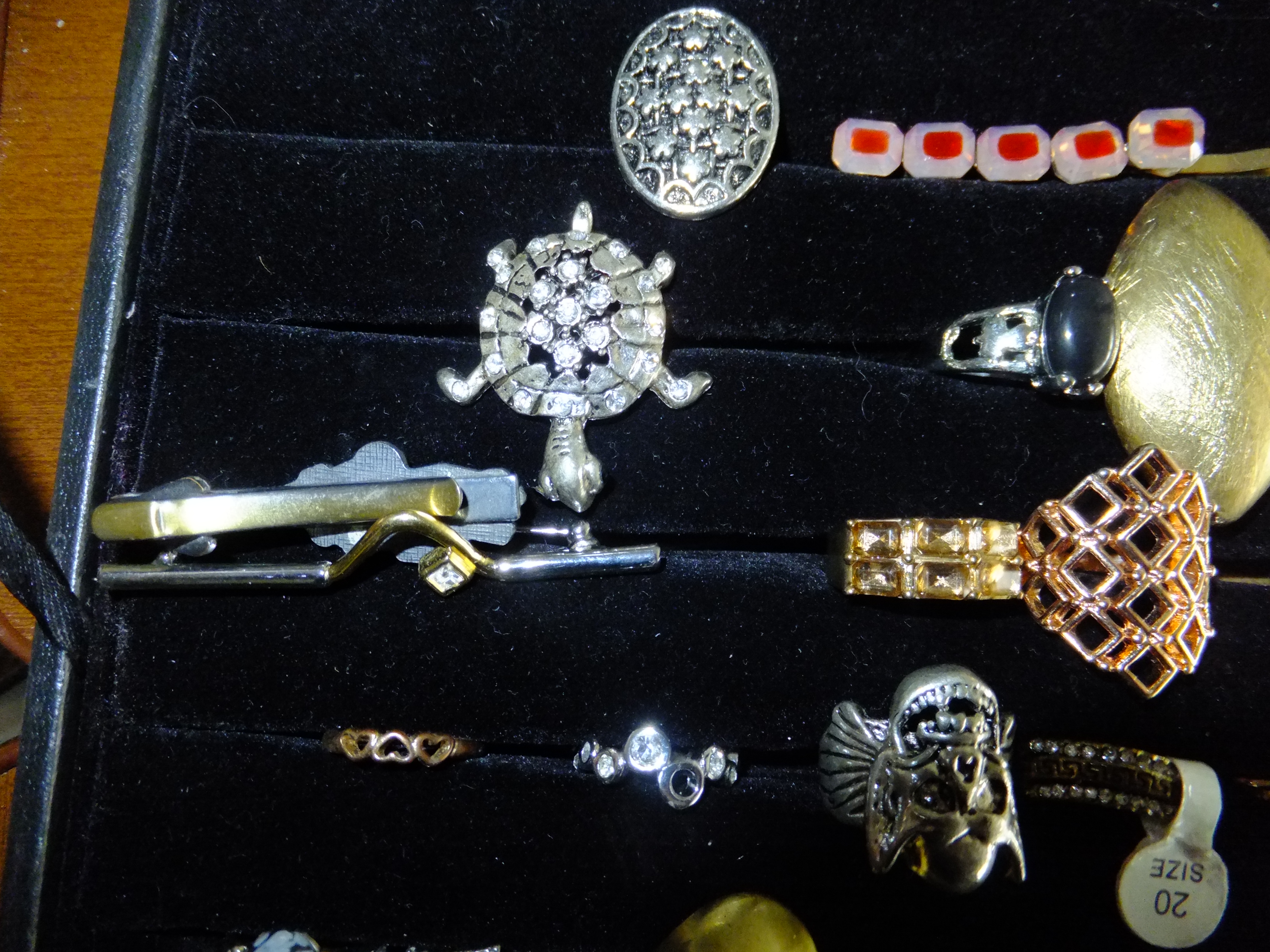 Showcase met ±50 stuks onedele sieraden – vintage en modern – ringen, broches, oorbellen