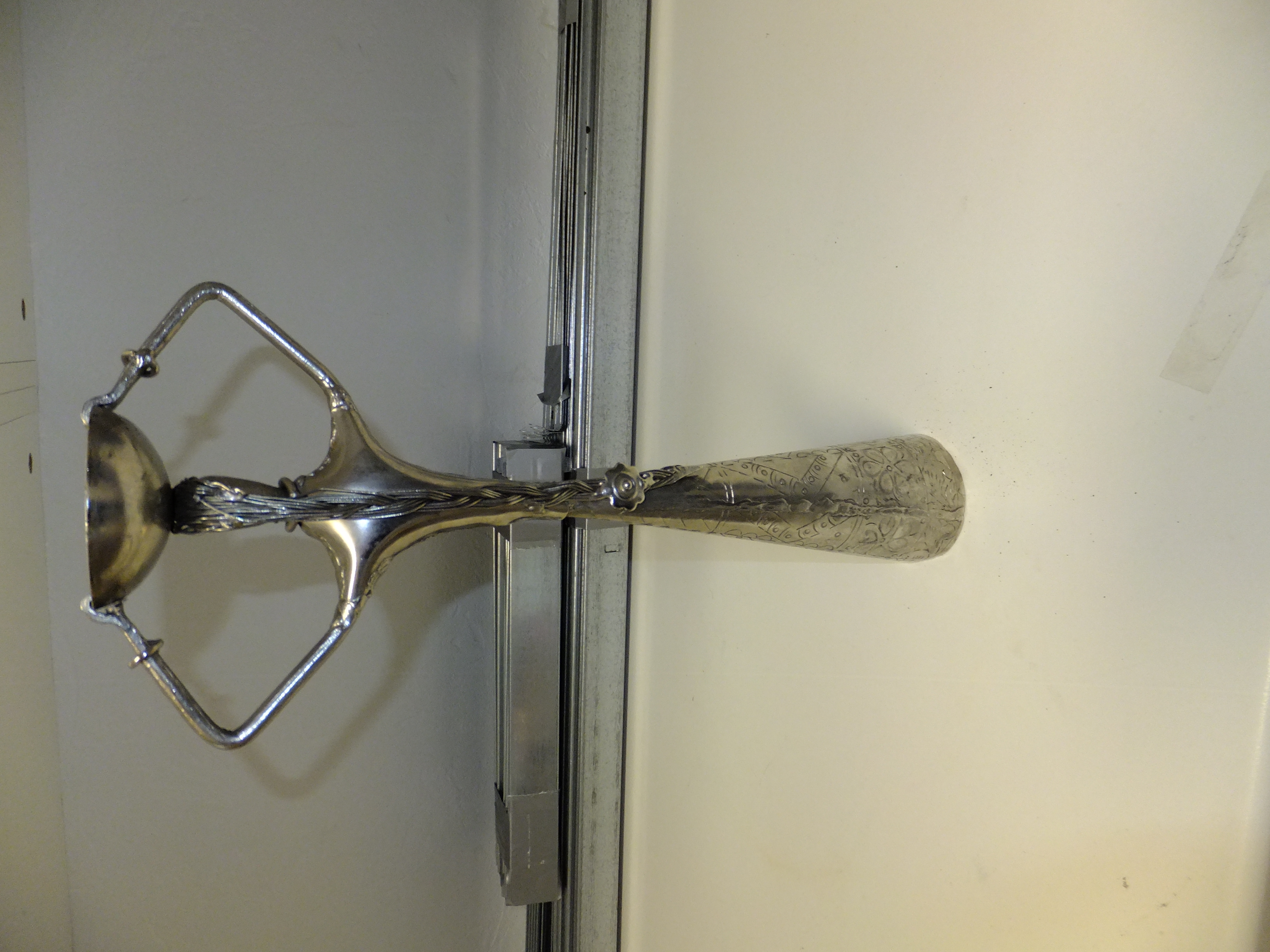 20 Moderne metalen kandelaar – vrouwfiguur – 37 cm hoog – eigentijds design