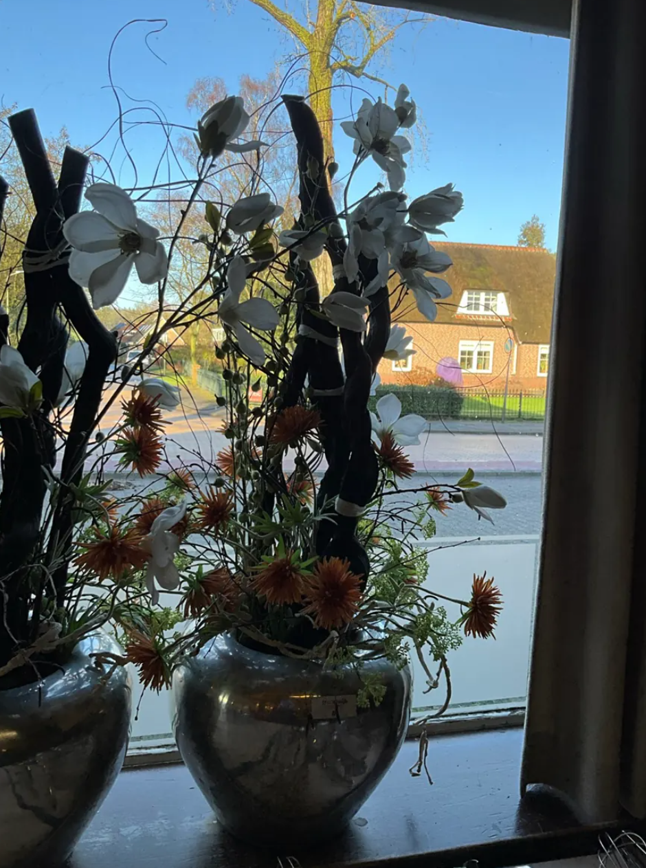 2 Vazen met Kunstbloemen.