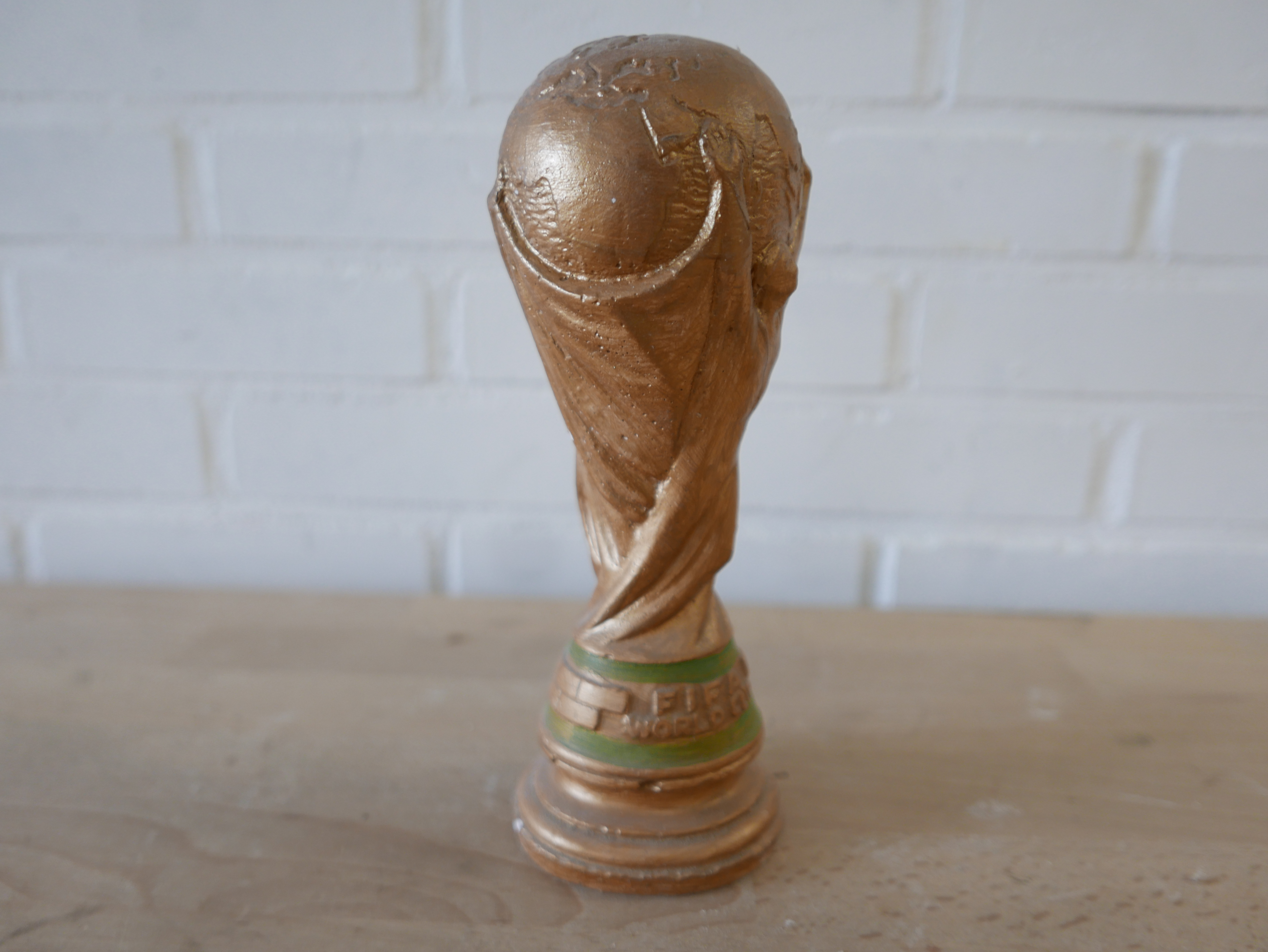Gietstenen beeld van FIFA wereldbeker 22 cm hoog  