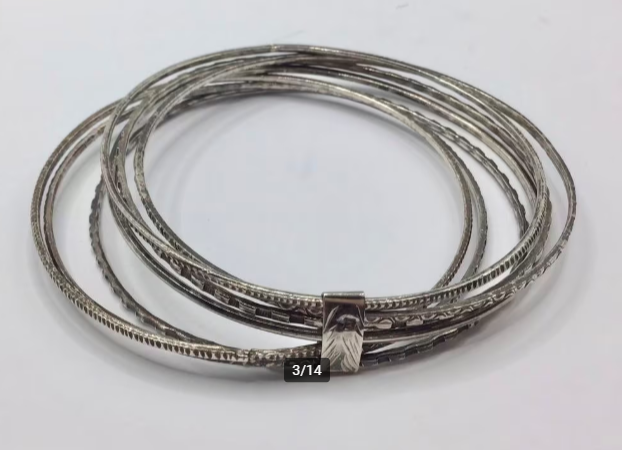Armband bestaande uit 7 verzilverde armbanden